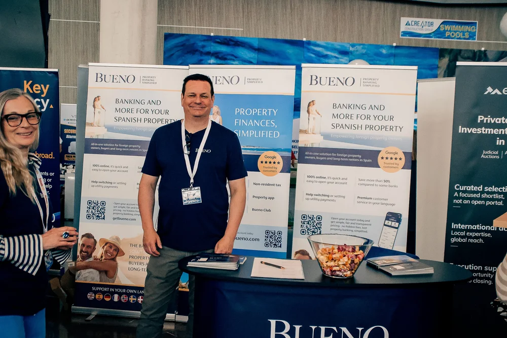 Bueno banking stand offering online Spanish accounts and utility management