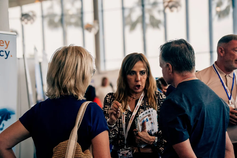 Attendees browsing commercial stands and enjoying consultations throughout the weekend