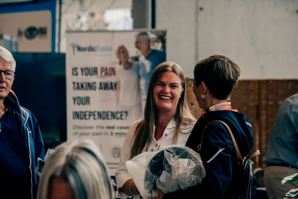Satisfied patient and therapist at the Nordic Fysio health stand