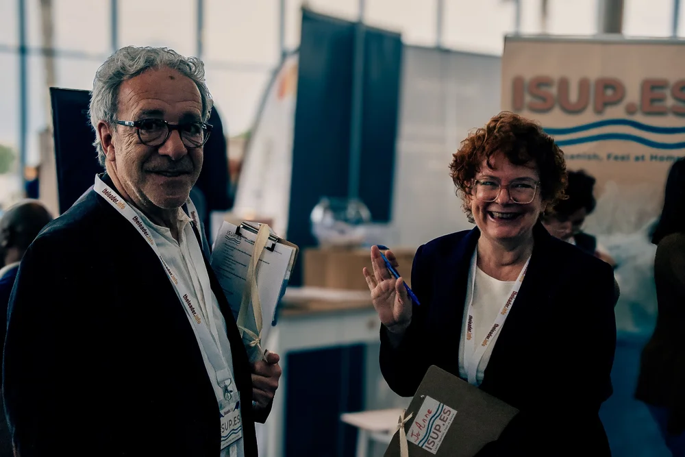 ISUP.ES representatives holding consultation clipboards with warm smiles